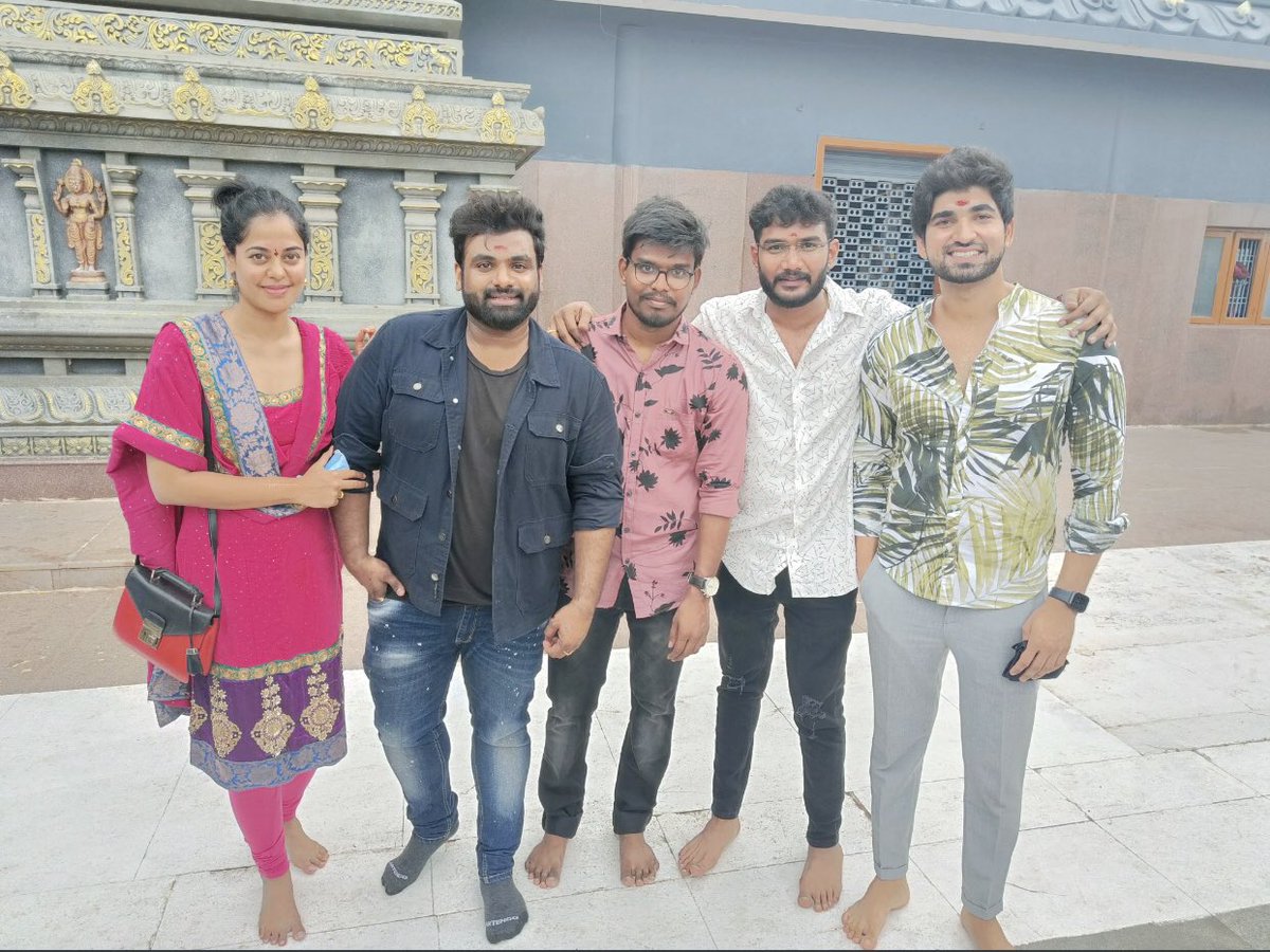 bbRandomViewer's tweet photo. Looks like #BinduMadhavi on purpose avoided standing next to #AnchorShiva so people can stop cropping pics and focus on their friendship rather than hyping xyz bond.Yet,people point few silly reasons to SHIP the TAG!!Delusional &amp; Living in LaLa Land I Say!!🤣😂🙏 #BiggBossNonStop https://t.co/Y6LznrXA7I
