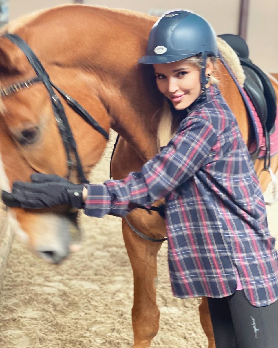 7As7k's tweet photo. Anyone want to go horseback riding with me?😌 https://t.co/x1yESoB86B