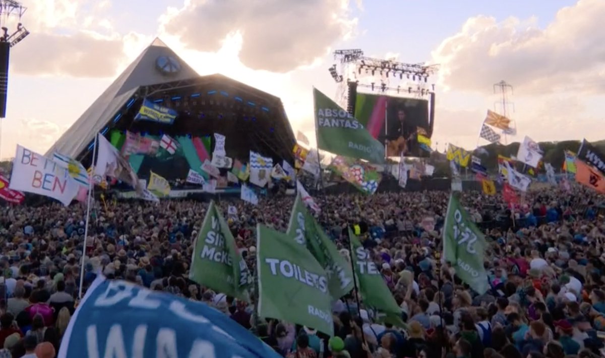 So proud of our flagbearers! 😍
Good work everyone 🙌🙌🙌

I hope you’re at the end of that Paul McKenna pole ⁦<a href="/JamesRobinson/">James Robinson</a>⁩ 😂

#RadioXFlags 🥳 #Glastonbury2022
