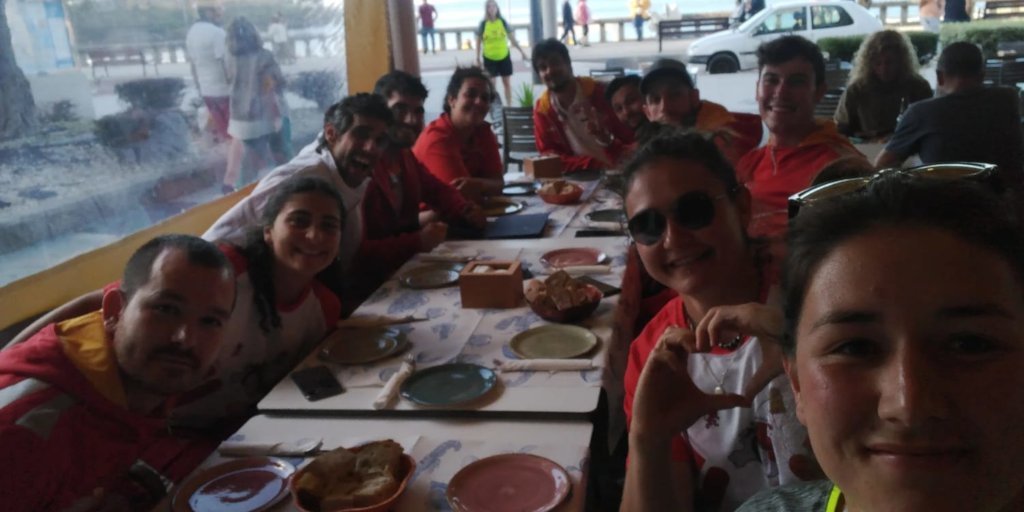 FCYLBM's tweet photo. 🏆 #CESABM2022

Después de un largo y cansado día de playa ¡en Sanxenxo! tiempo para la cena.

Los técnicos también deben reponen fuerzas para darlo todo el domingo.

¡Que aproveche!

#️⃣ #CyLesBalonmano https://t.co/Mu7qVk187H