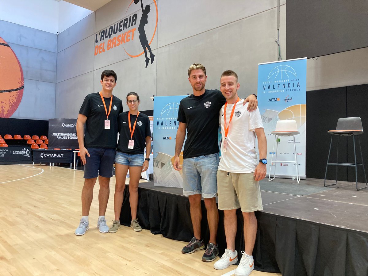 BGironaBase's tweet photo. 🔙👩‍🏫 Fa una setmana, @JodarAnna, preparadora física del club, va fer una conferència sobre epidemiologia i prevenció de lesions a l'Alqueria del Basket de València acompanyada de @DaniDorca7, @carrera_jordi9 i @GuillemFerrer7, preparadors del club 💪

#CreixemJunts 🤝 https://t.co/qJVWT8PBNa