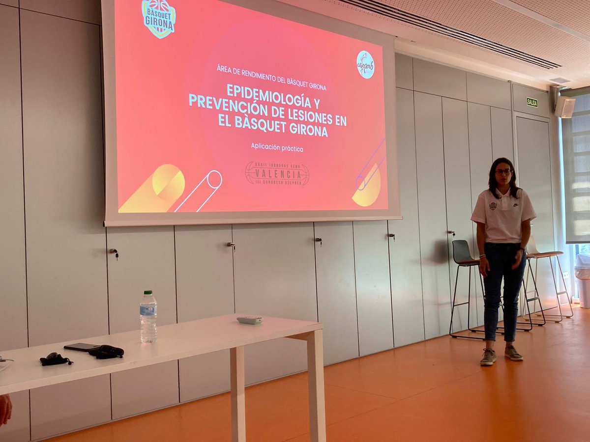 BGironaBase's tweet photo. 🔙👩‍🏫 Fa una setmana, @JodarAnna, preparadora física del club, va fer una conferència sobre epidemiologia i prevenció de lesions a l'Alqueria del Basket de València acompanyada de @DaniDorca7, @carrera_jordi9 i @GuillemFerrer7, preparadors del club 💪

#CreixemJunts 🤝 https://t.co/qJVWT8PBNa
