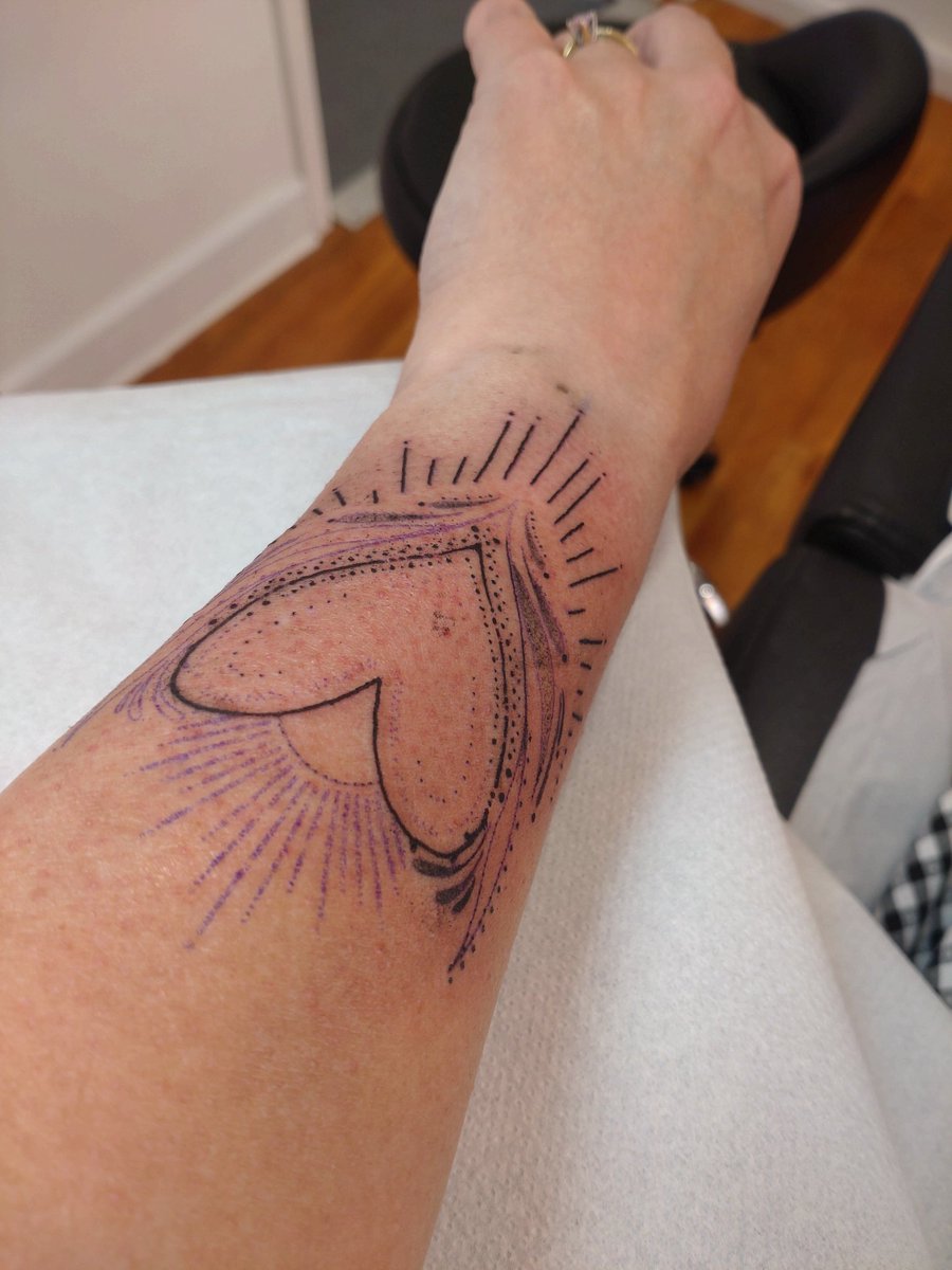 ClaresFunkWare's tweet photo. Oh no I fell into a tattoo shop 😂😂 End product to show once the swelling has gone down. I love it😍
#tattoo #heart #love #dotwork #ouch #gifttome https://t.co/m70Ugcwk93