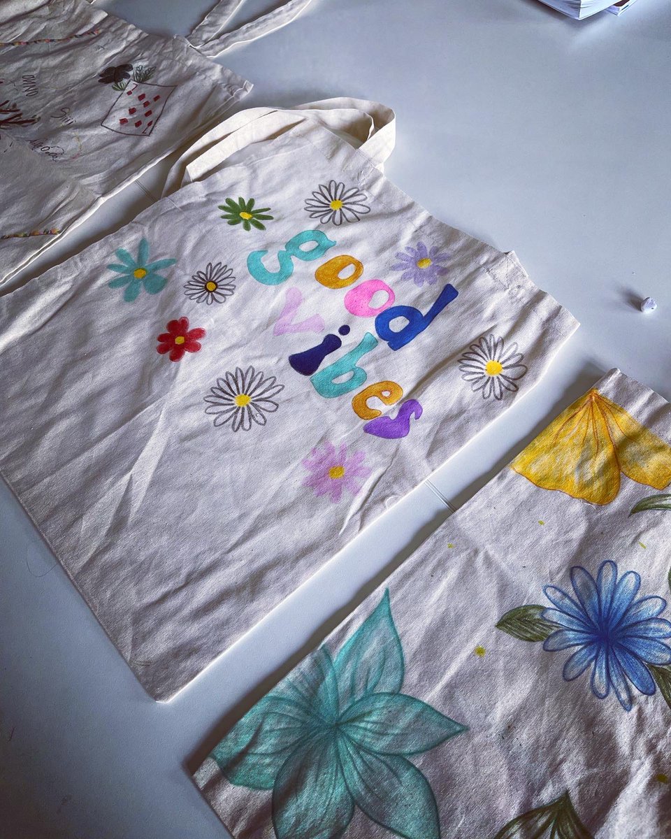 sfc_boarding's tweet photo. Designing bags, a great evening activity #textiledesign #textileart #design #designyourown #boardingactivities #iloveboarding #sfcboardingfun #sfcboarding https://t.co/K0oYqmNZRe