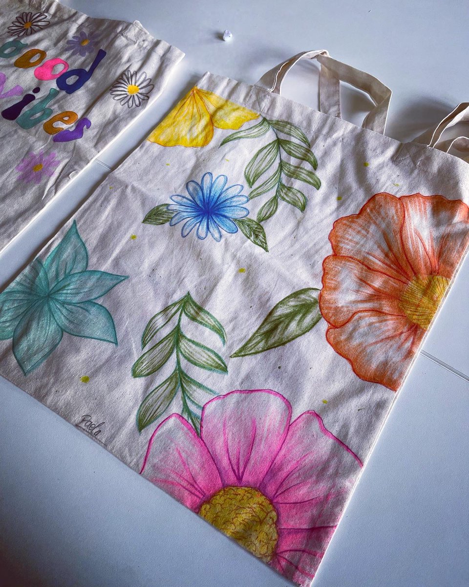 sfc_boarding's tweet photo. Designing bags, a great evening activity #textiledesign #textileart #design #designyourown #boardingactivities #iloveboarding #sfcboardingfun #sfcboarding https://t.co/K0oYqmNZRe
