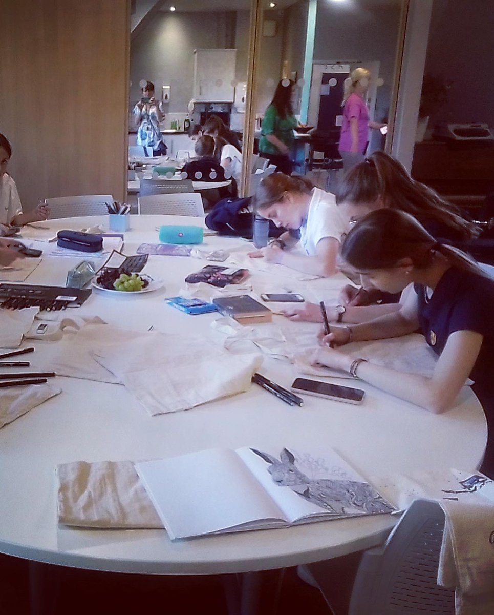 sfc_boarding's tweet photo. Designing bags, a great evening activity #textiledesign #textileart #design #designyourown #boardingactivities #iloveboarding #sfcboardingfun #sfcboarding https://t.co/K0oYqmNZRe