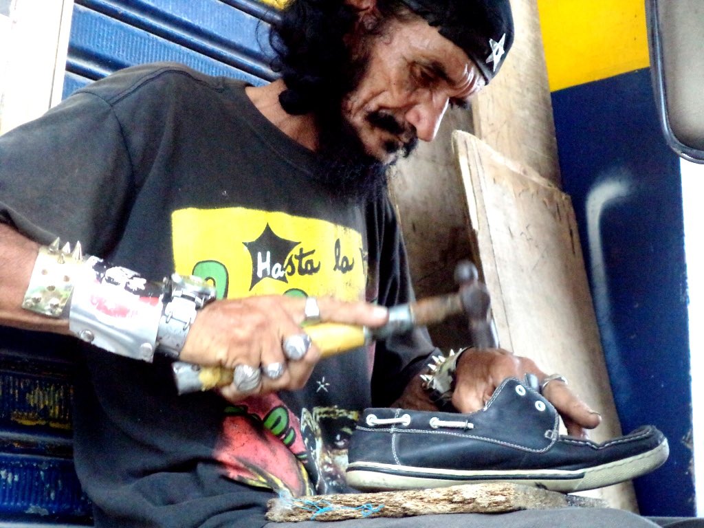 Carnaval_SA's tweet photo. 3/3
Pedro Vergara, es un personaje de ciudad, un veterano zapatero del centro de Barranquilla que vive los 365 días personificando al ‘Che Guevara’. Celebramos su retorno a casa y agradecemos la solidaridad y apoyo de todos. https://t.co/BEPr8jooXX