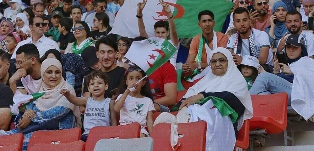 تحية لالجمهور الجزائري صانع الفرخة FWHu5mnWIAAco8R?format=jpg