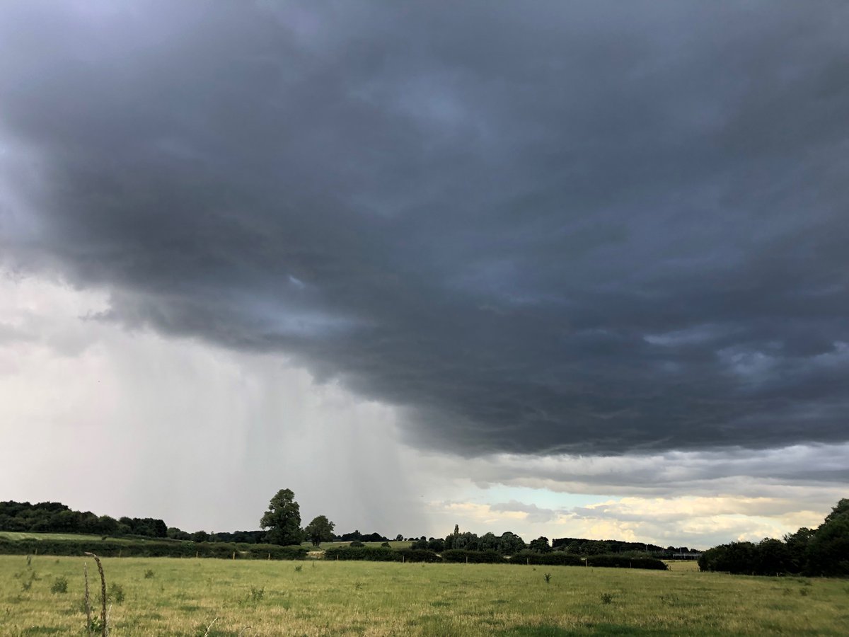 vet_vickyhudson's tweet photo. The ‘joy’ of living in the middle of a geographical weather doughnut …………….looking at everyone else’s rain 🙃
Really need the grass to grow soon…… is it too much to ask for a little precipitation?🌧
#sodry #pleaserain #Farming https://t.co/5mvV3iDBAm