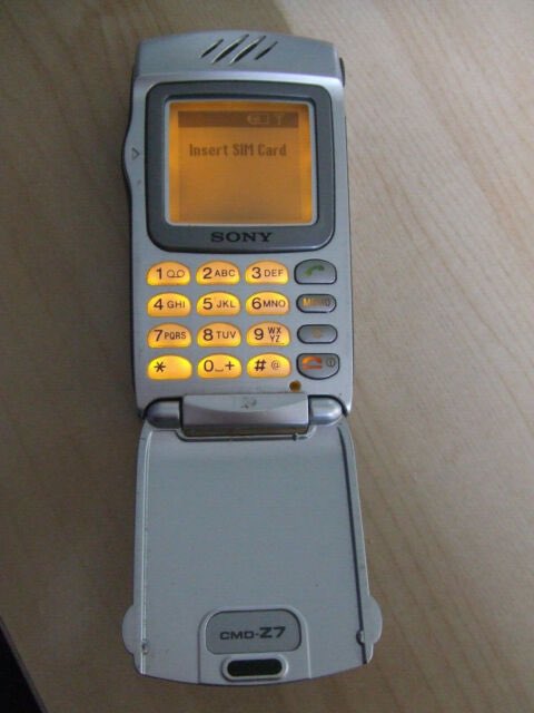 _varietyshowpod's tweet photo. Are you going to visit the Sony Ericsson CMD Z7 for #WhenPhonesWereFun? It had a jog wheel! @theMrMobile https://t.co/heChYzqqlq