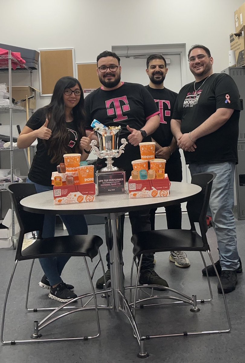 Lunch for DetroitBEast’s #1 store! <a href="/magenta_don/">Donovan M.</a> 
watchMIhustle👊🏼