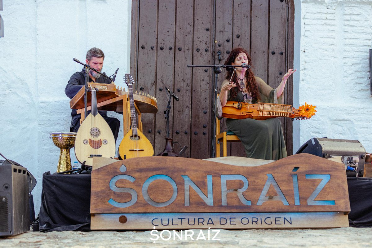 Hace un par de semanas a esta hora estábamos viviendo uno de los momentos más hermosos del festival Sonraíz, en Carcabuey, el concierto de <a href="/ANAALCAIDEMUSIC/">ANA ALCAIDE MÚSICA</a> en la puesta de sol y desde la atalaya de la Ermita