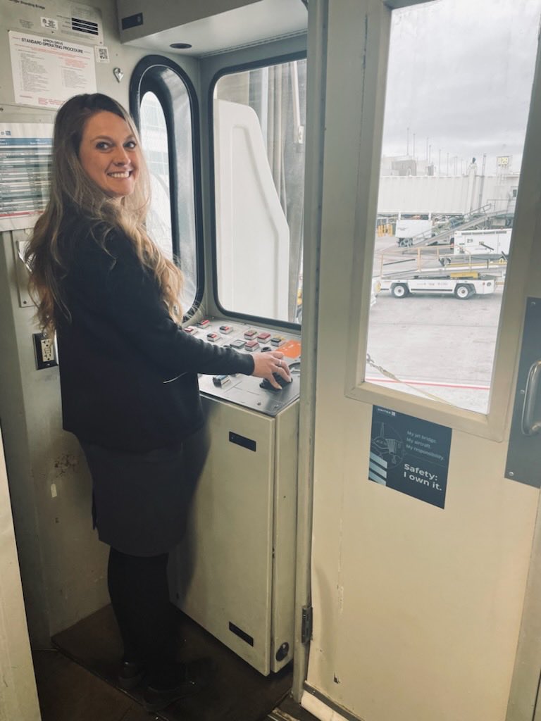 Britney making sure our passengers board safely by repositioning the bridge. Way to go Britney #AOsafety #safetyblitz 👏🏽👏🏽👏🏽
