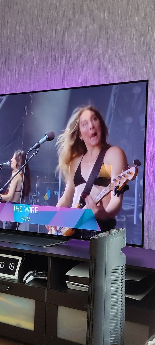 LCarr666's tweet photo. Is anyone else distracted watching @HAIMtheband  on stage at Glastonbury at watching the faces Este @jizziemcguire  pulls? #Glastonbury2022 #Glastonbury #Haim #HaimBand #EsteBassFace https://t.co/gbDeVcBsj8