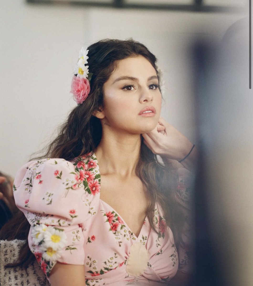 Selena Gomez in De Una Vez unlocked a whole other level of beauty