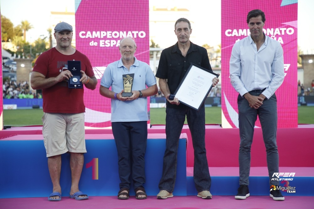 atletismoRFEA's tweet photo. Reconocimientos MUY ESPECIALES en Nerja #CEatletismo 

Manuel Martínez (Medalla del @COE)

Juan Carlos Fuentes  @EuroAthletics Coaching Award
 
Enrique Pascual @EuroAthletics Member Federation Award

ENHORABUENA👏👏👏 MUY MERECIDOS

entregados por @raulchapado https://t.co/FbsJFeOa6V
