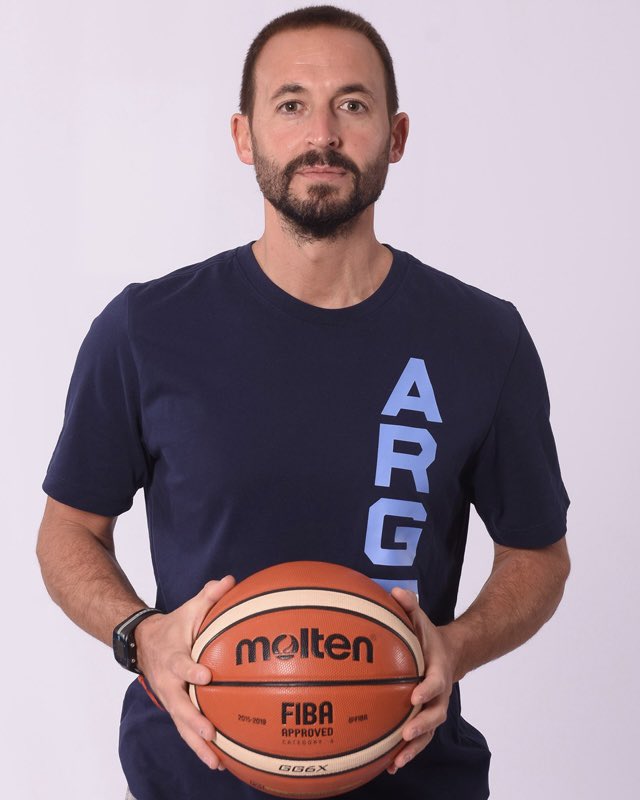 BasquetBocaJrs's tweet photo. Federico Bernal, nuevo PF de Boca Juniors 🏋️

El actual preparador físico de la selección Argentina femenina, se suma al cuerpo técnico que comanda Gonzalo García para la temporada 2022/2023.

¡Bienvenido, @fedebernal4! 👏

#DaleBoca 🔵🟡🔵 https://t.co/jONhhY8USX