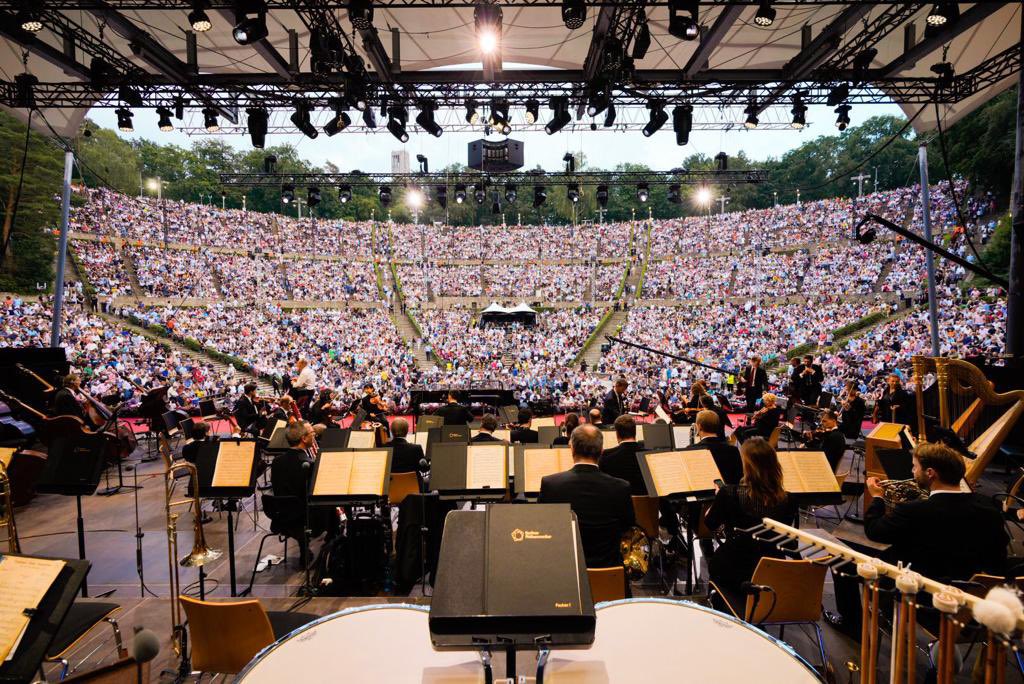 BerlinPhil's tweet photo. Beautiful impressions from the final concert of the season of the Berliner Philharmoniker and chief conductor Kirill Petrenko at the @WaldbuhneBerlin. 

📷 Stephan Rabold https://t.co/TzKHq2ZxO7