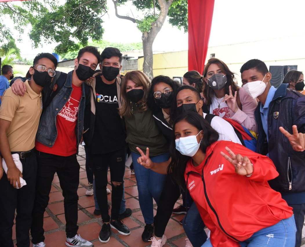 Nuestros estudiantes, la OBE y la FEVEEM junto a la <a href="/JuventudPSUV/">Juventud PSUV</a> están comprometidos con la Patria, ellos también se suman con la mayor responsabilidad a formar parte de las Brigadas Comunitarias Militares para la Educación. 

<a href="/NicolasMaduro/">Nicolás Maduro</a> 
<a href="/delcyrodriguezv/">Delcy Rodríguez</a> 
@MPPEDUCACION