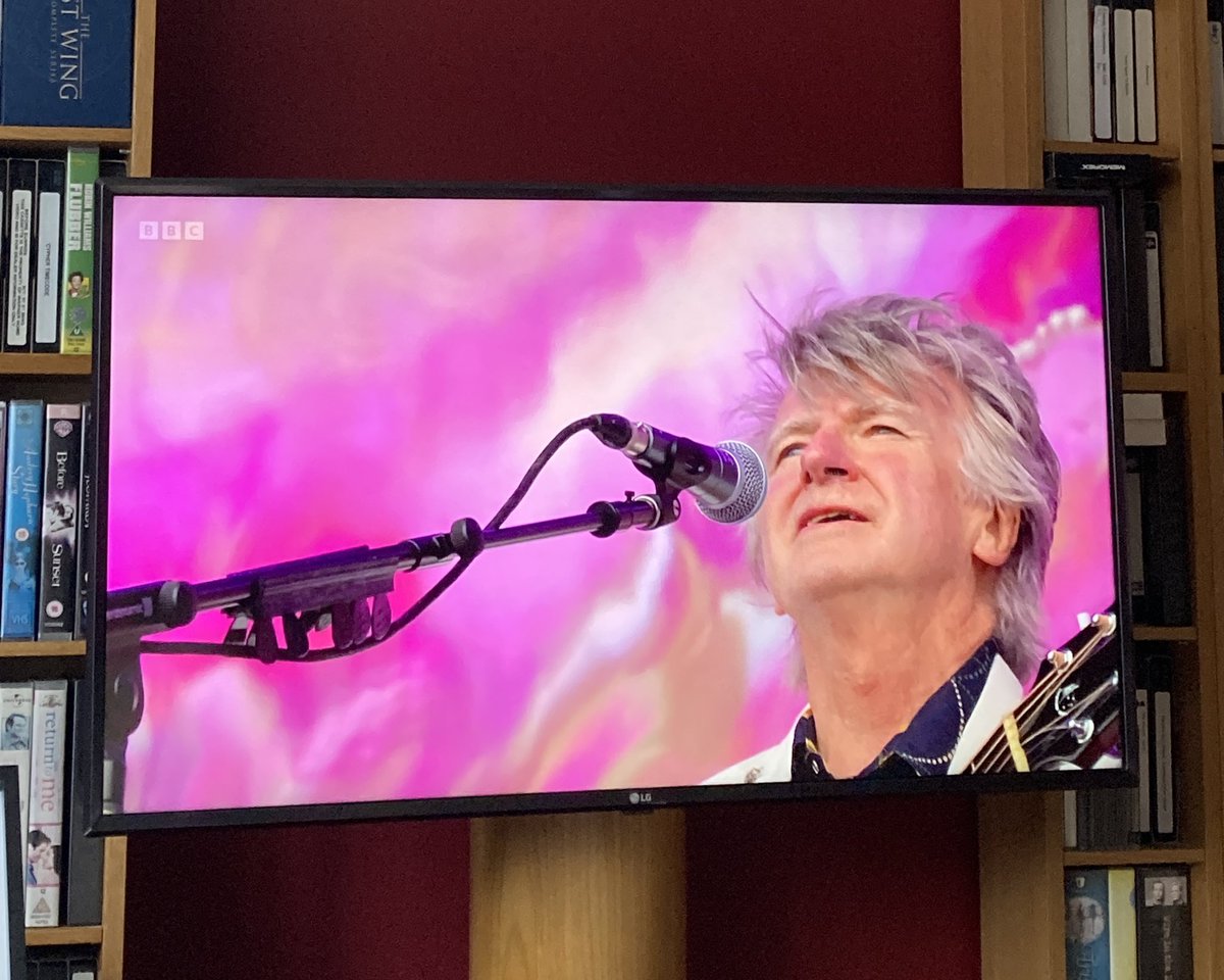 KHassell1974's tweet photo. @CrowdedHouseHQ are so damn good. Singing along to them at @glastonbury on @BBCiPlayer. Can’t believe it’s 28 years since I saw them play the Fleadh in 1994. How did that happen? #HeyNowHeyNow #YouKnowTheyWontWin https://t.co/VRY1Ej3BPR
