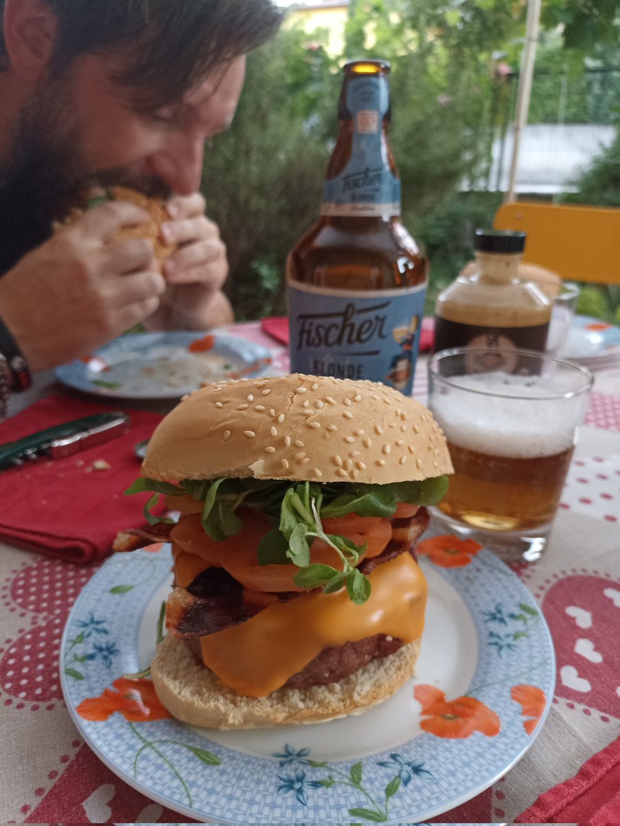 Alla fine niente ristorante, abbiamo optato per i panini "onti" nel terrazzo estivo (tirato a malta fina dal giardiniere in foto) in un tranquillo quartiere di Brogliano #hamburger fatti in casa e #birra a volontà #SabatoSera