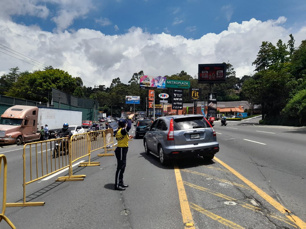 Habilitado el Carril Reversible del kilómetro 12.5 al 16.5 #CarreteraElSalvador a Oriente.
#PMTSCP 
#MunicipalidadDeSantaCatarinaPinula  
#soluciona