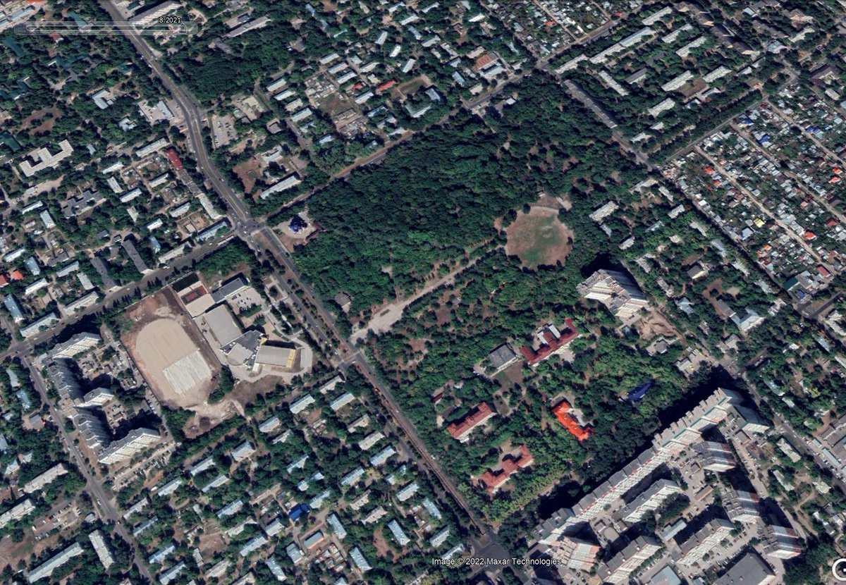 Парк "Молодежный"
1 - 2002 год. Зелень, озеро...
2 - 2010 год. Озера уже нет. Зато строится храм.
3 - 2016 год. Участок под храм расчищен от зелени полностью. Озеро зарастает зеленью.
4 - 2021 год.