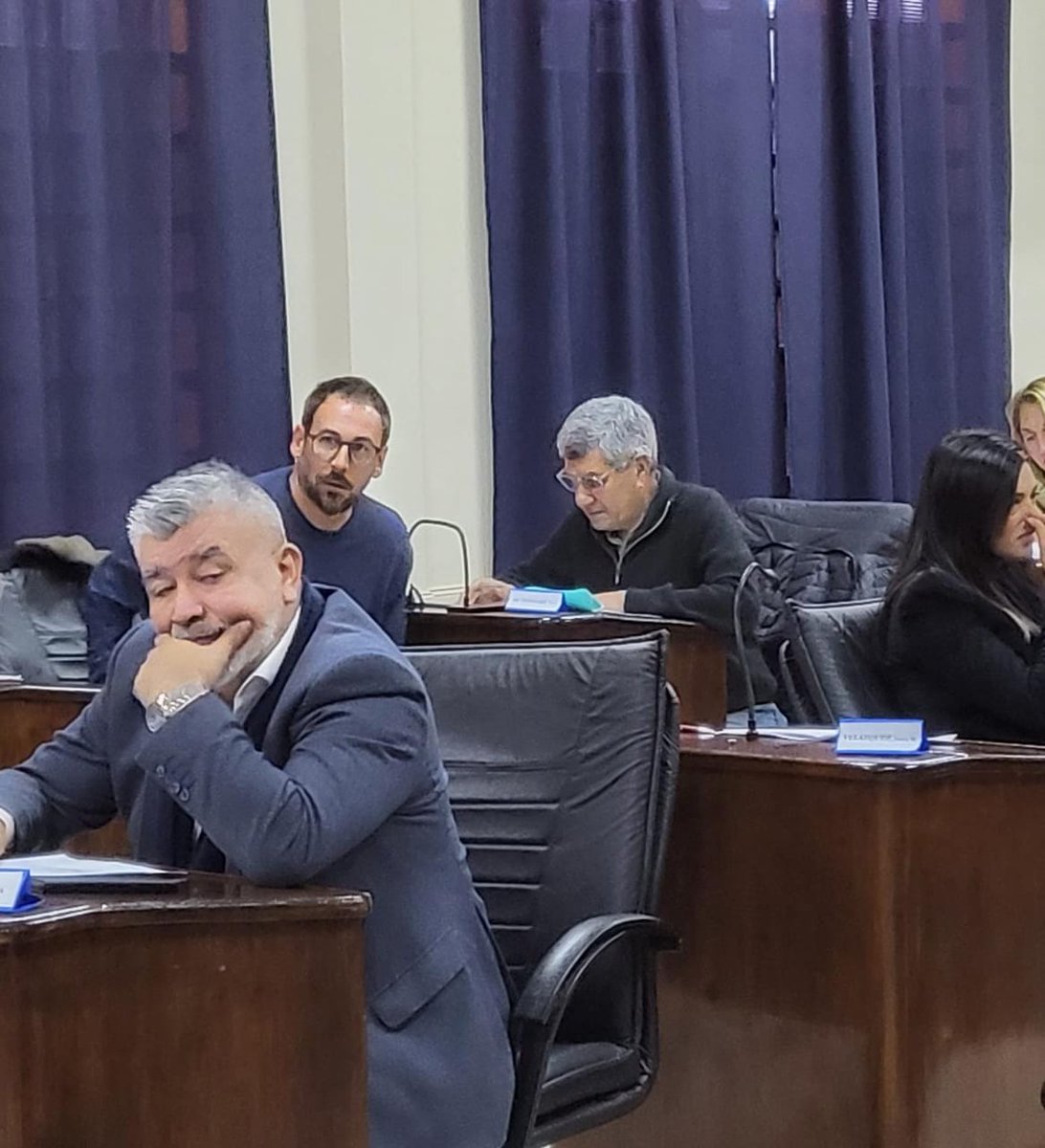 Nuestro compañero hoy concejal del Frente de Todos y constructor histórico de ATE  Y CTA, Victor De Gennaro. Ayer en el HCD de Lanus hablando por el 27 de Junio día del Trabajadx  del Estado y a 20 años del asesinato de DArio y Maxi .