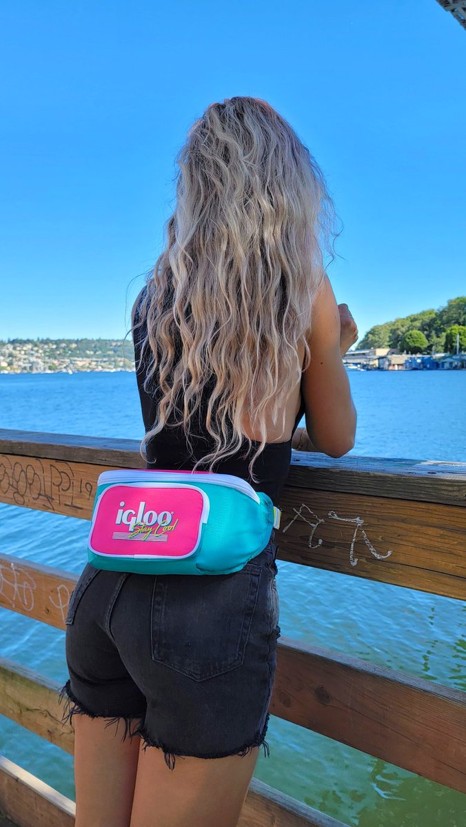 SchillingHouse's tweet photo. โ๏ธ๐๐งKeep your ciders chilled & ready to roll with you this weekend! Insulated bags come stocked with summer MVPs #Excelsior #Grapefruit & #BigZesty!๐น๐
#staycool #throwback #schillingcider #prideweekend #seattlesummer #seattlepride #lakeunion #coolerfannypack #seattlesun #80s https://t.co/n1BRYHSBLA