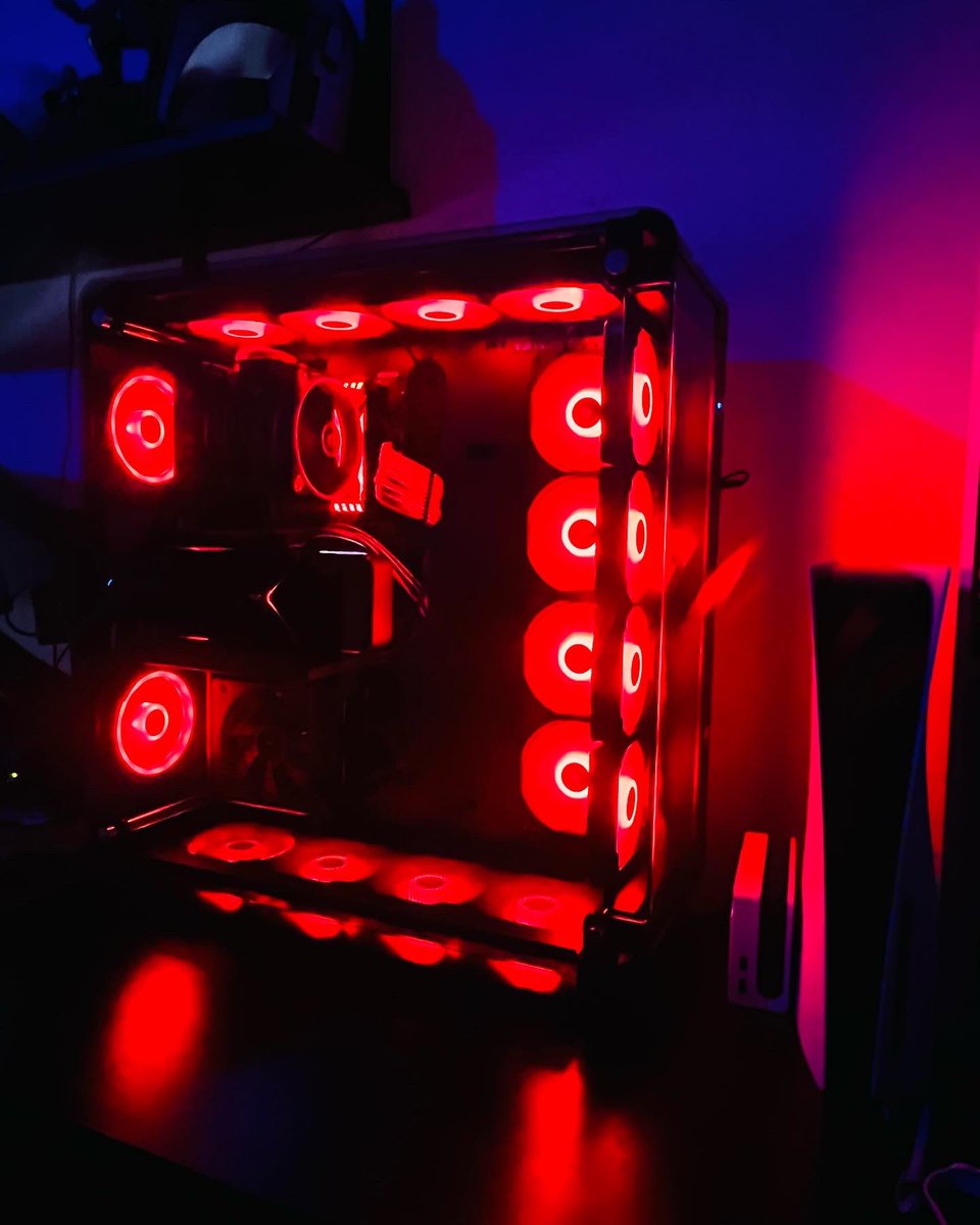 ChiefChillaxin's tweet photo. It is ALIVE! More cooling than I’ll ever need, but definitely worth it 🤙
#NewRig #20Fans #thermaltake #corsair #nvidia #pcgaming https://t.co/X3xtoC3eVE