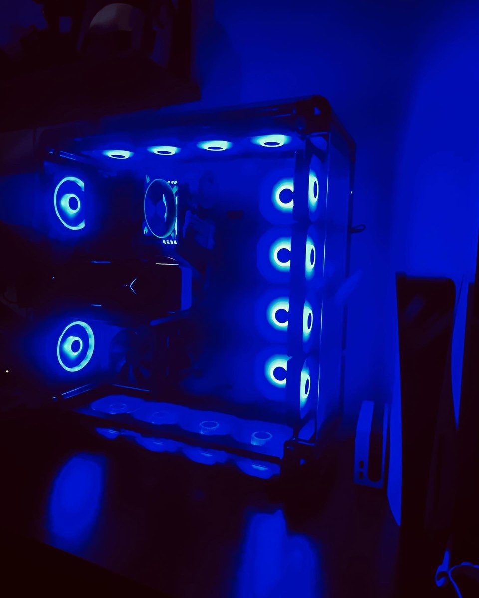ChiefChillaxin's tweet photo. It is ALIVE! More cooling than I’ll ever need, but definitely worth it 🤙
#NewRig #20Fans #thermaltake #corsair #nvidia #pcgaming https://t.co/X3xtoC3eVE