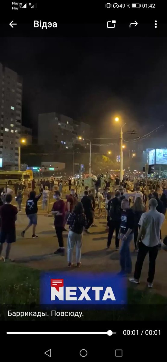 Ну што, успомнім трохе, як беларусы здымалі абутак ля лавак і "не хацелі"  Майдана?
Спрабуем! 
Вось здымаем абутак перад кардонам касманаўтаў. Страляць у іх феерверкамі і бутэлькамі абавязкова басанож
Ну а барыкады гэтыя самі з'явіліся.