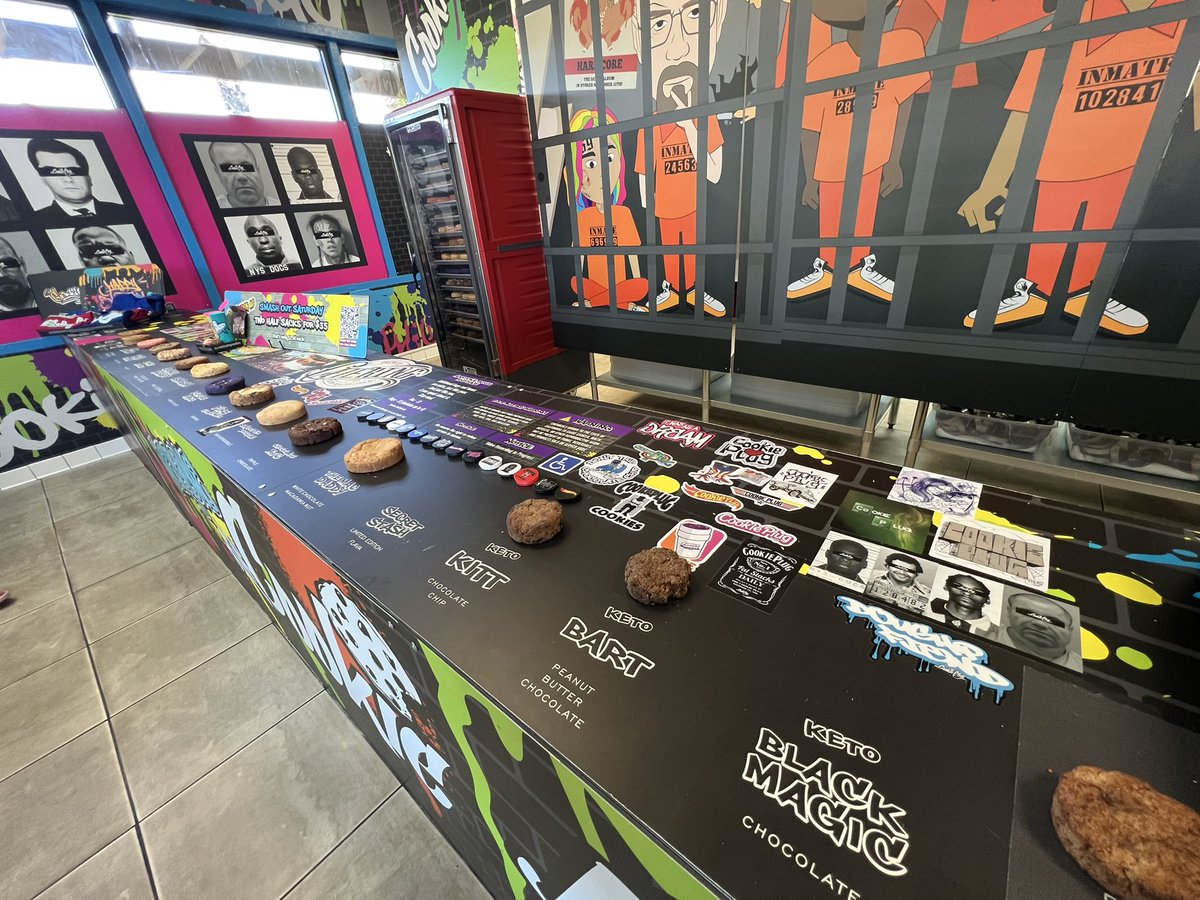 RetroUniverse87's tweet photo. Went to a cookie place today!! They had purple drank! #thecookieplug https://t.co/e8yVcPqRra