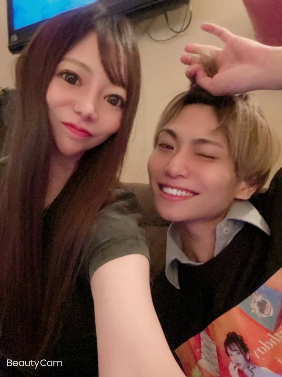 ayuminminminnie's tweet photo. 変態パーティー
伊織ん総支配人生きてたε-(´∀｀*)ホッww
vividさん男気感謝感激

LSPそうた副主任、L始まって以来の１卓で2ケースwww
店中の酒がないwww

リリオン山下リョーガやっと写真撮れた！ホスト始める前にイカれた人来たの思ったのに、今じゃ店引っ張るおじ👴(黒ちゃんのせい) https://t.co/vuK2XpS4n7