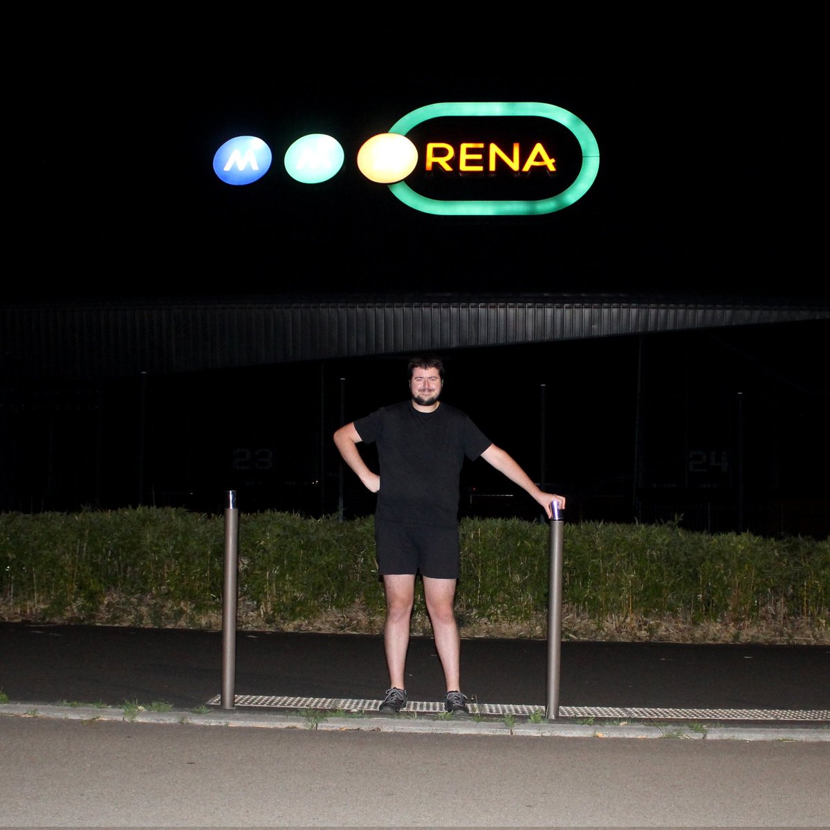 WiSTOCKER's tweet image. #NouvellePhotoDeProfil à l'occasion de mes 4 ans de présence en Sarthe. Et pourquoi devant le MMArena ? Simplement parce que ce nom actuellement attribué au stade de foot du Mans, va prochainement disparaître.