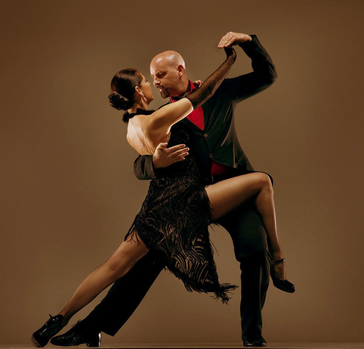 tokenloupe's tweet photo. Celebrate warm summer nights with a Tango! This is geometry 2F-022, with lines echoing the embrace of dancers. There 548 in 4 different orientations, in a variety of color combinations: 416 with 5 props, 96 with 6 props, and only 36 with 4 props. 

#unsigsummer #CardanoNFT #CNFT https://t.co/nn9u0lrddj