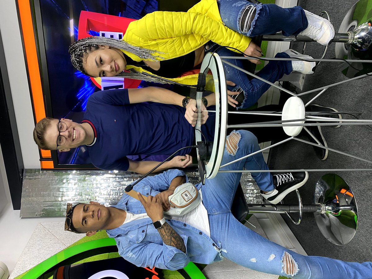 estacion40py's tweet photo. ¡Estos gladiadores! 😍🔴🟡
#AngelC7 #MiliC7 ya están con nosotros en el #WeekendE40 🎉
¿Desde donde nos ven y escuchan? 🤔 #E40💚 https://t.co/miEsWAbqld