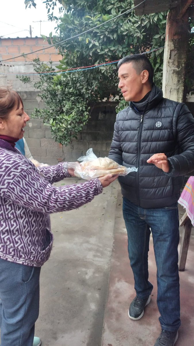 Agrup7Mayo's tweet photo. ACT N° 154
Continuamos en Villa Cariño con nuestra Peluquería y Panadería Comunitaria, la participación de los vecinos confiando en nuestro trabajo, viste de color esta tarde gris!!!. 🌈❄️ ✌️💙 #ElAmorVenceAlFrio
#A7M #NuncaMenos
@CaroVargasTuc
@vargas_aignasse
@Cristia91815847 https://t.co/RxhuhrprLE