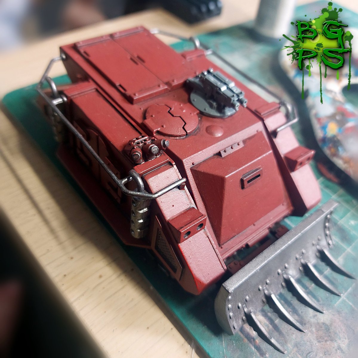 BusyGoblin's tweet photo. Found an old Mk1 Rhino at the bottom of a box at my mother's house.  A quick repair, and some new firepower and this relic STC will see service once more!

#BusyGoblin #gamesworkshop #horusheresy https://t.co/LFhYEBT5Gb