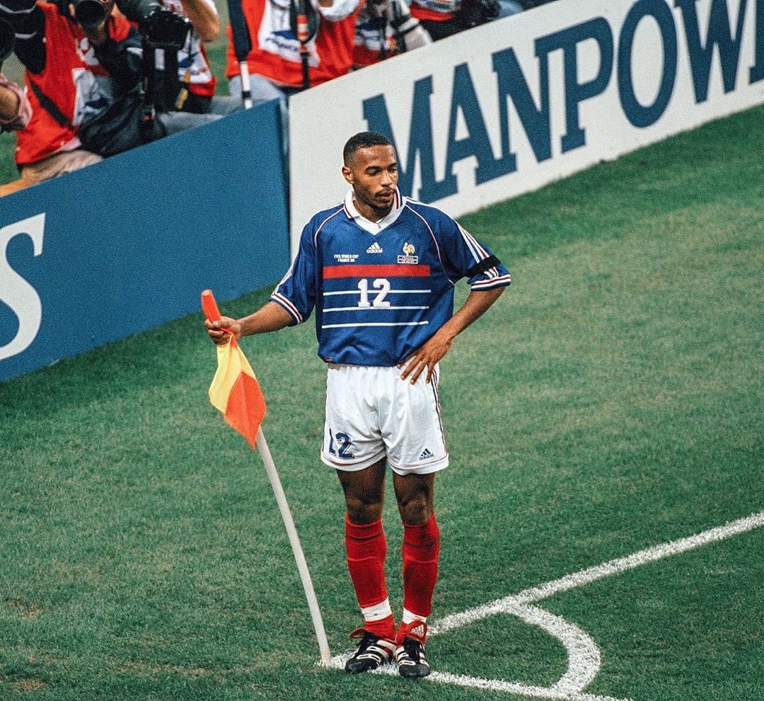 _BeFootball's tweet photo. Cette célébration iconique de Thierry Henry 🤩 https://t.co/nP2VP6Pkho
