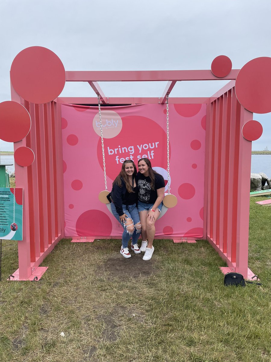 schwacher_sarah's tweet photo. #SummerfestXBubly @Summerfest here for zlb 🥳🤠 https://t.co/Vz96kEGVu4