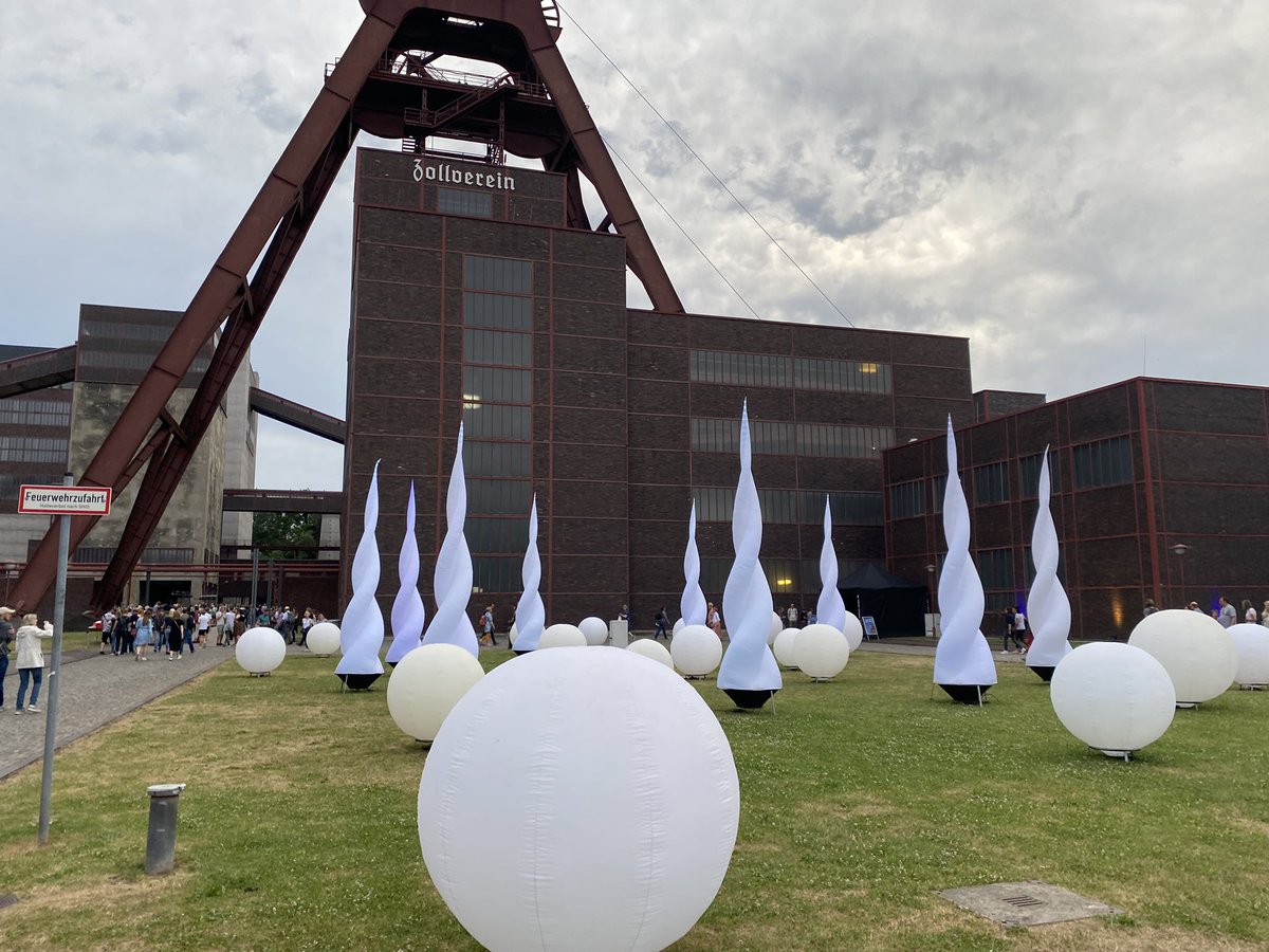 t_makki's tweet photo. Une clôture d’exception de notre échange Franco Allemand à la Nuit de la culture industrielle à ESSEN. Quand l’industrie devient culture, elle laisse place à la créativité et favorise l’innovation et le lien social 🇩🇪🇪🇺🇫🇷 https://t.co/QGgVmOrIep