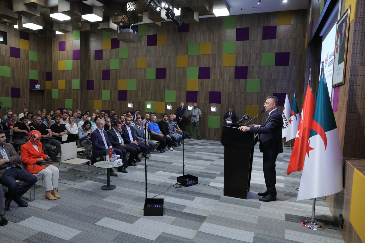 Türk yatırım ve işgücü dünyasının #Cezayir’deki kıymetli temsilcileri olan Türk işçi kardeşlerimizle buluştuk. 

Dost ve kardeş coğrafyalarda ekonomik, sosyal ve kültürel bağlarımızı daha da güçlendiriyoruz, güçlendirmeye de devam edeceğiz.