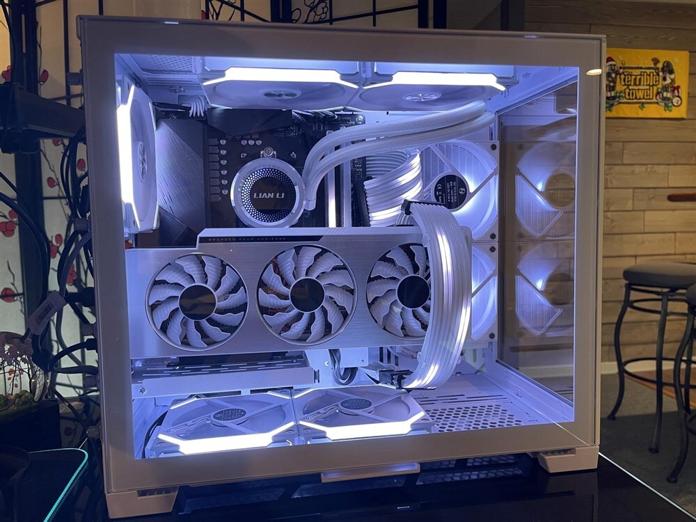microcenter's tweet photo. Looking to build a high-end PC, but need some guidance? We got you. Read our $2,000 PC Build Guide now: https://t.co/GvdsfYMyEE https://t.co/8WvFa9SqTk