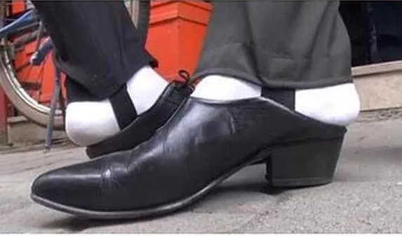 17ENES37's tweet photo. Skechers ayakkabı max 6 gün ofis ortamında giymeme rağmen topuk arka kısmı ezildi. İnceleme sonucunda topuğuna basarak giyildiği için ezilme olduğu söylendi. 
Galiba spor ayakkabıyı görseldeki gibi kullandığımı sanıyorsun @SkechersTR @SKECHERSUSA ama yanlış tahmin. https://t.co/oIKmCNgnSl