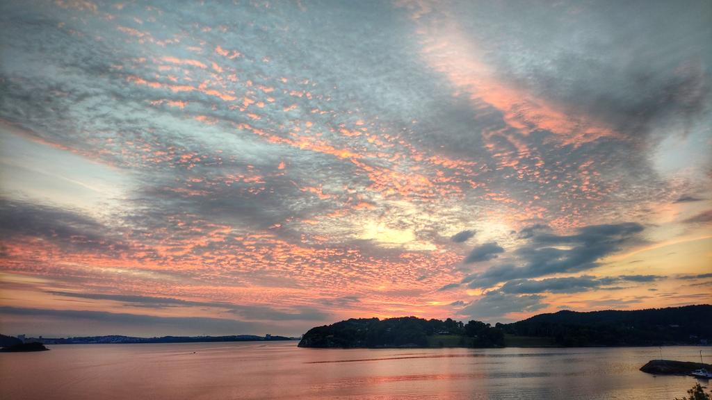 Ravn69's tweet photo. Vakkert på #Hommersåk i kveld. #Usken i forgrunnen og #Stavanger i bakgrunnen https://t.co/hy8wAn3NxP