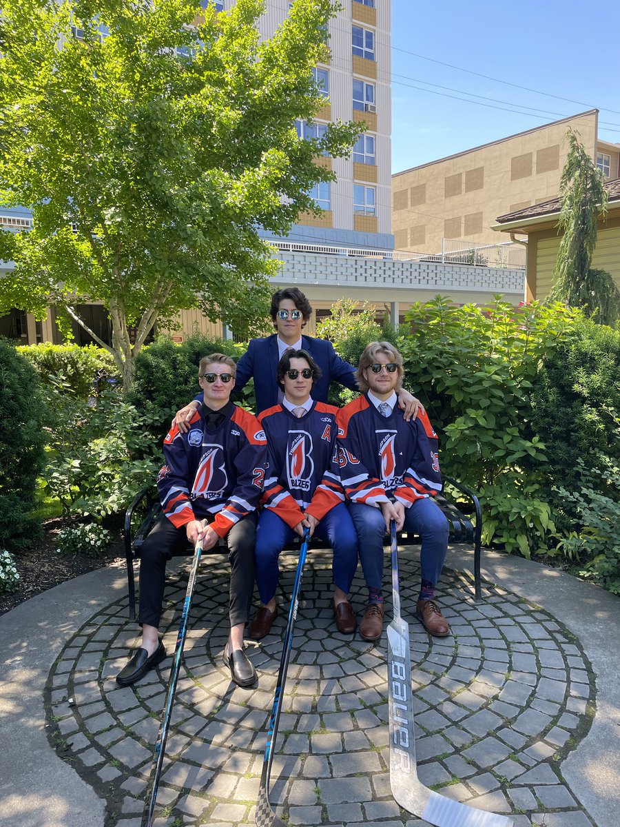 Berracuda91's tweet photo. Congrats to these gems on graduating!! @Blazers_U18 https://t.co/AzwVKBjZvc