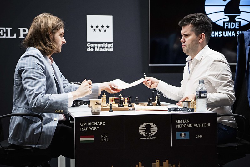 GMJuditPolgar's tweet photo. 🙂 R7 of the #FIDECandidates was extraordinary as Nepo and Fabi both won. Now Ian leading with 2 and Fabi with 1,5 points ahead of the field, so they are having a race for the tournament victory.🏆

#ChessConnectsUs #ChessRocks #chess24 #Madrid 
Photo: FIDE/Stev Bonhage https://t.co/njZJOqMyQ0
