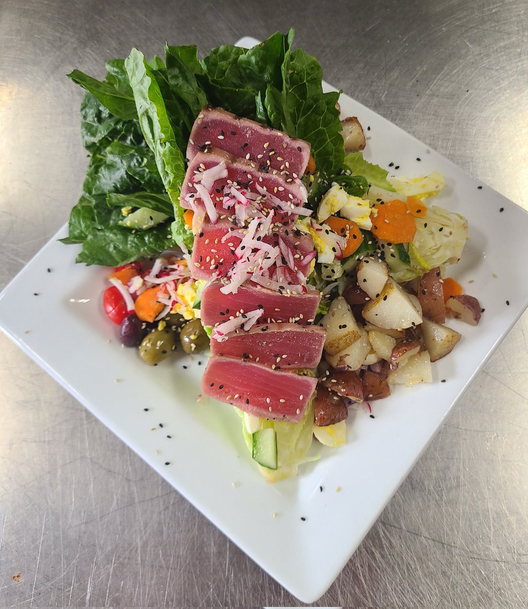 GrumpyBeaverPub's tweet photo. Ahi Tuna Salad https://t.co/JwkDGuqcay