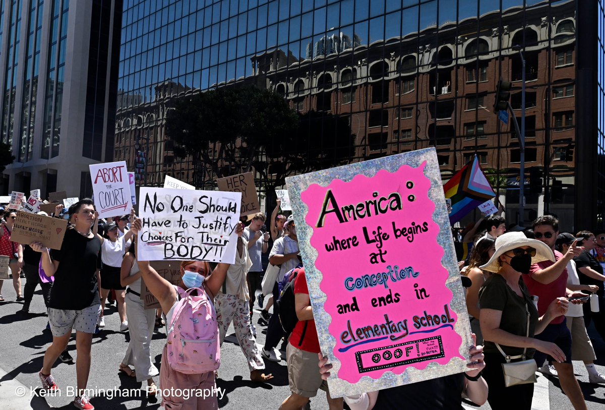 photowkb's tweet photo. Activists protest the supreme court overturning Roe vs. Wade in Los Angeles. #RoeVsWade #RoeVWade #RoeOverturned #RoeVWadeprotes #losangeles #california #scotus #lapd https://t.co/s0ZSmJvLeN
